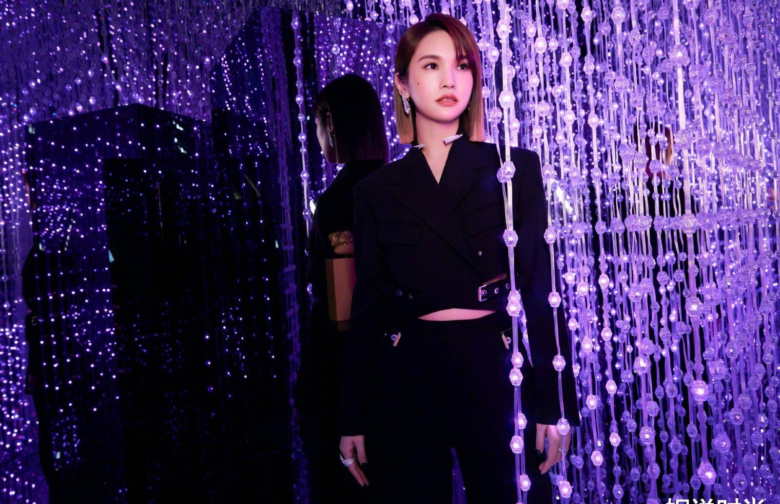 造型 杨丞琳:80后演员、歌手，时尚小达人造型，小西服显小蛮腰，银色耳环手饰点缀