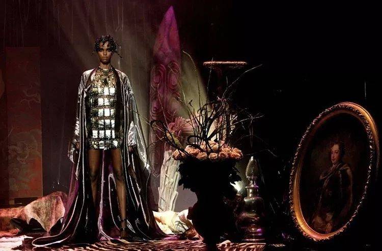 戏剧性 如此戏剧性的舞台表演，原来都是时装秀！