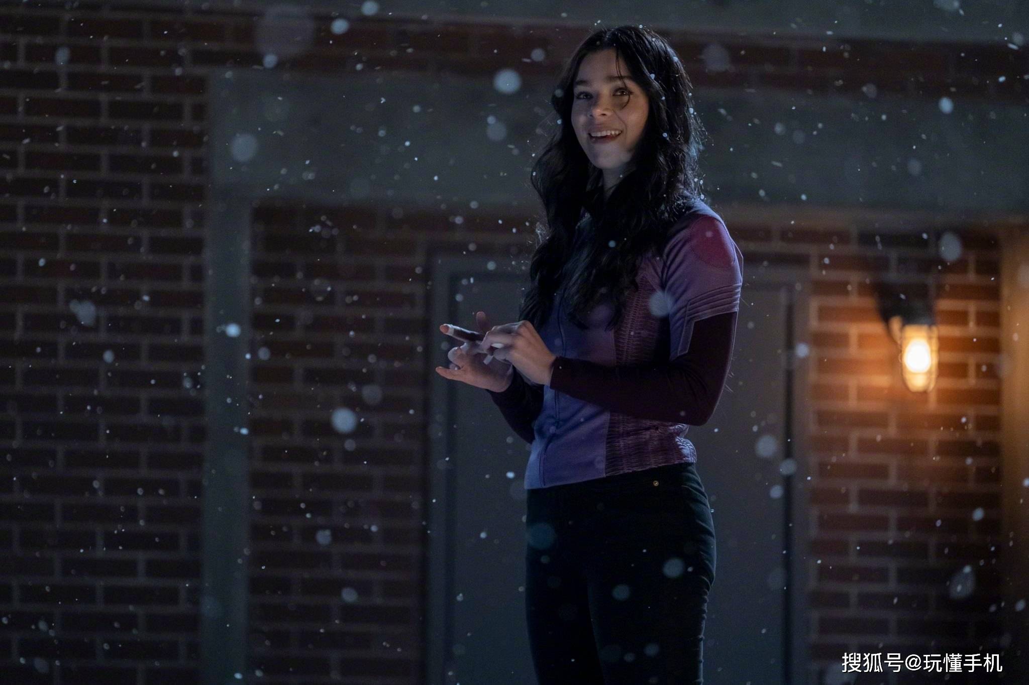 斯坦菲尔德|漫威新剧集《鹰眼》新剧照曝光，女主鹰眼迷妹回眸张望