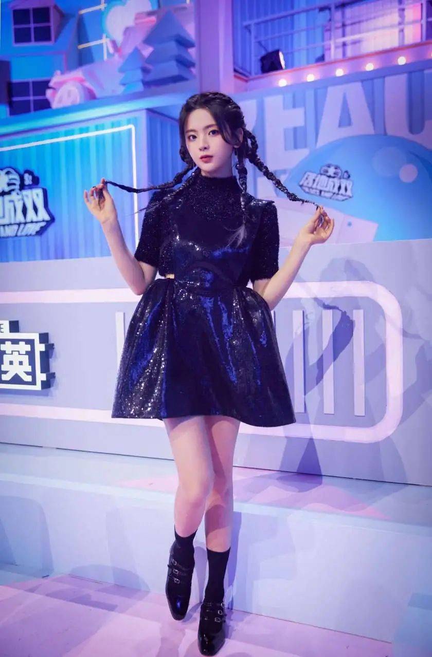 黑色 天才美少女：杨超越-多款穿搭显气质，双马尾的白色连衣裙更抢眼