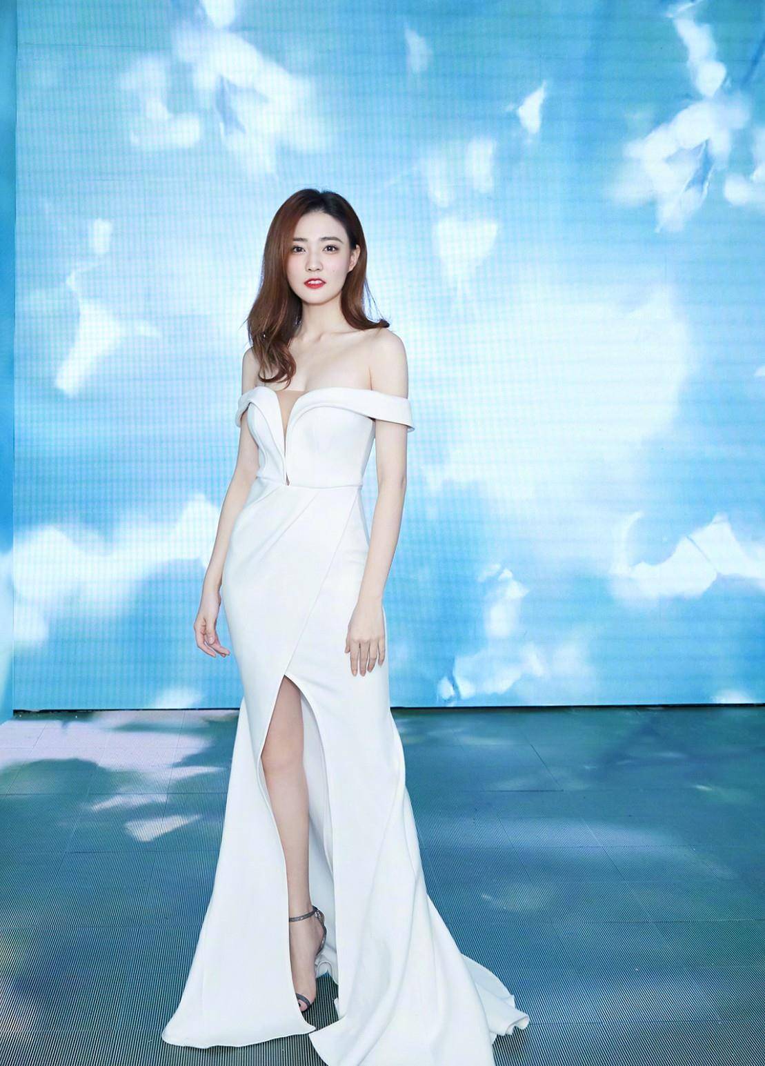 衣领 徐璐有25岁?穿白T配吊带裙,戴红色苹果耳环嫩成16岁少女