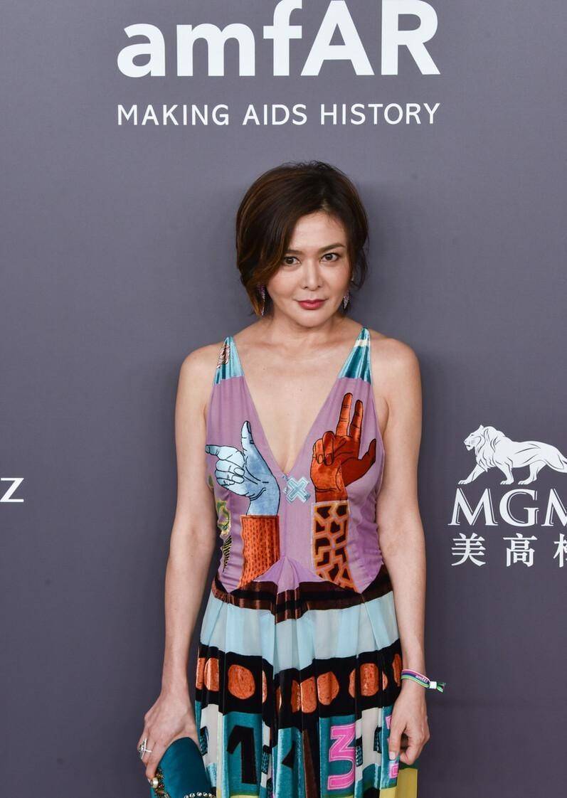 图案 关之琳有老年人的样子了,穿彩色印花裙减龄,却没遮挡住脖子