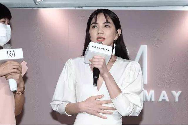 团里 “人到中年”的陈嘉桦，反而越来越有女人味儿了！