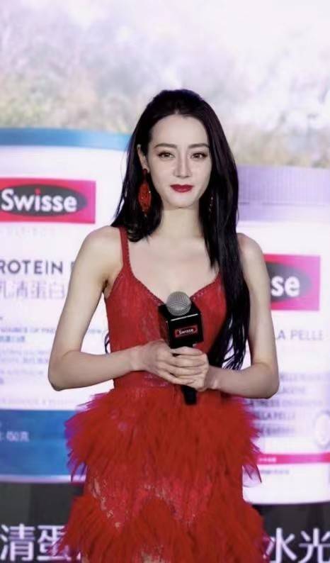 好身材 浓颜系美人迪丽热巴太会撩，穿镂空吊带裙大秀好身材，女王范十足