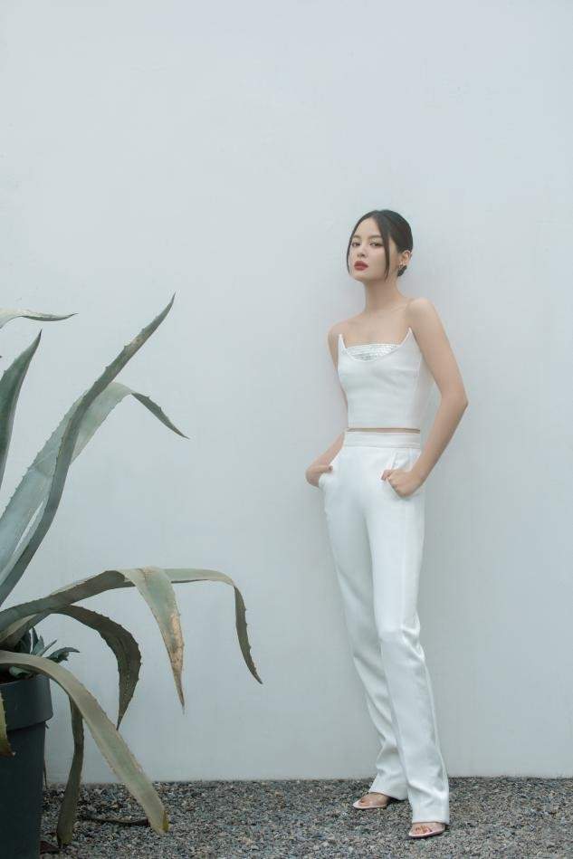 大气 辛芷蕾太拉好感，回老家参加婚礼妆容淡到显黑，首饰都不戴接地气