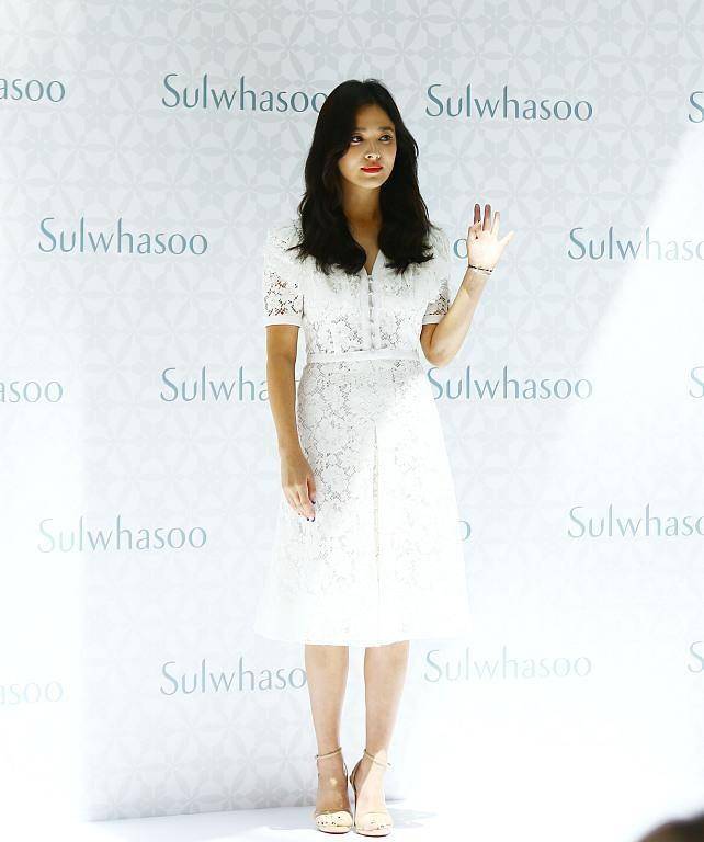 服装 宋慧乔虽然奔五了，生图还是这么的年轻，穿白裙一点不幼稚