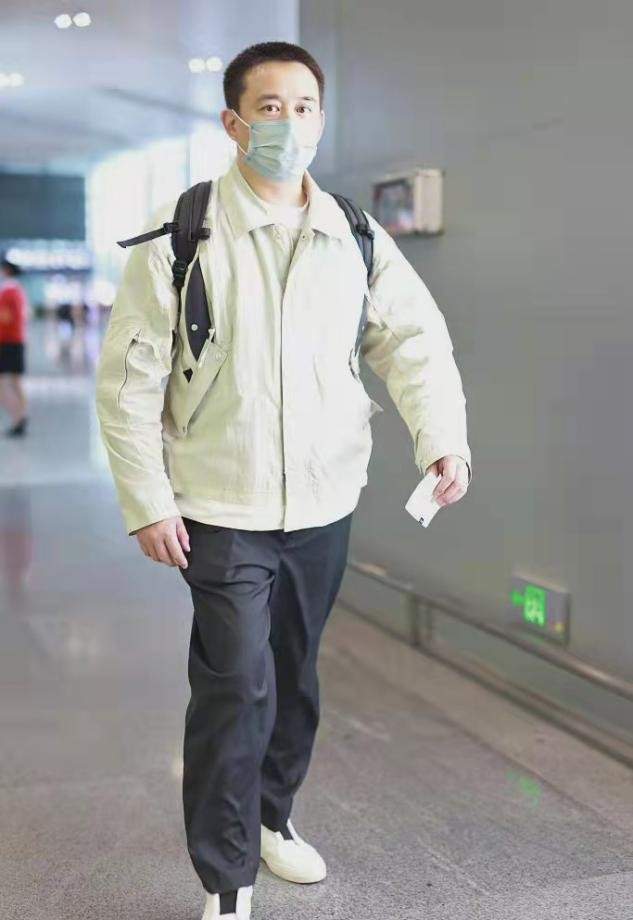 金发 黄磊一家走机场，他剪寸头像隔壁保安，孙莉染金发直接成小老太