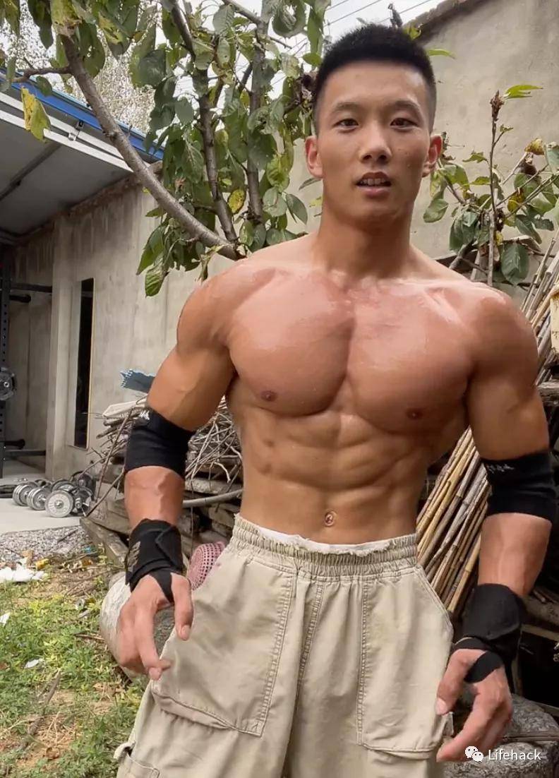 锻炼|农村小伙疯狂秀肌肉，身材碾压99%健身教练