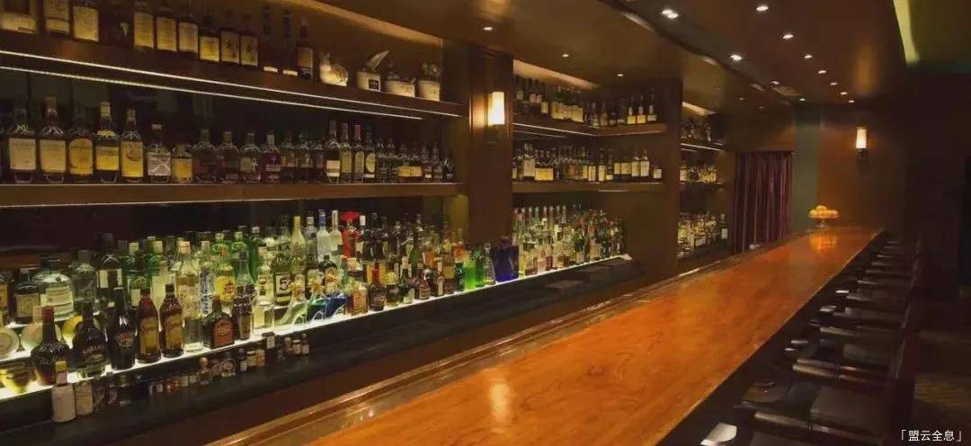 厉害了 仅用一面墙 这家酒吧却将其变出了千般花样 顾客
