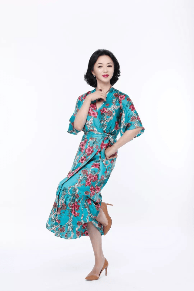 黑色 金星这样的穿搭真漂亮，蓝色宽松连衣裙清新自然，越来越有女人味