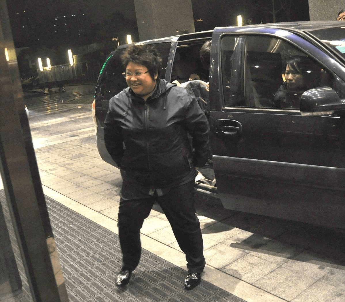 黑色 韩红下车时都这么有气质,虽然没有骨感身材,却带着一种潇洒感