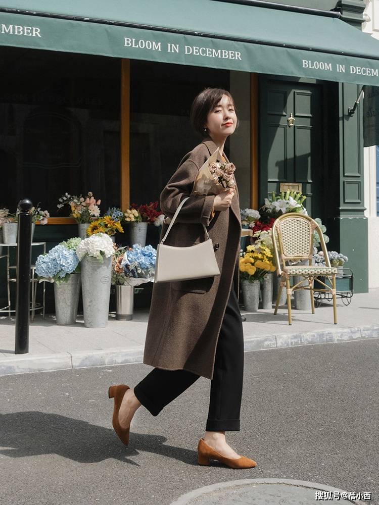 颜色 今年流行“翻领大衣”，比西装保暖比羽绒服显瘦，出街赚足回头率
