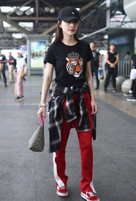 李小璐 李小璐不走甜美风也洋气，印花T恤配运动裤个性高调，抢眼时髦