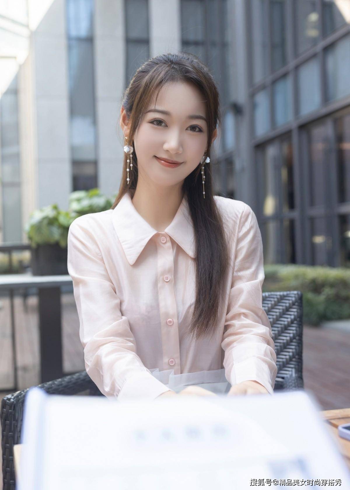 显高 浅粉色的衬衫很是清新减龄，下搭一条白色的半身裙，清新感十足