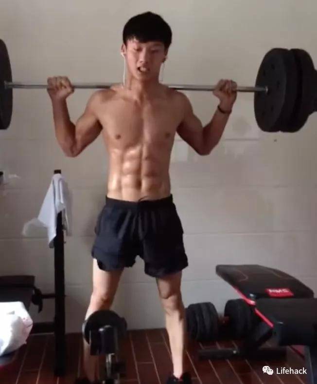 锻炼|农村小伙疯狂秀肌肉，身材碾压99%健身教练