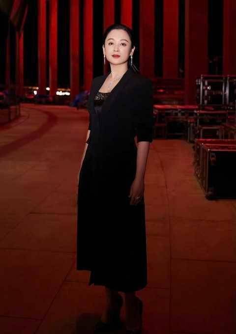 套装 陈红年龄越大反而越耐看,黑色套装气韵十足,挺拔身姿为形象加分