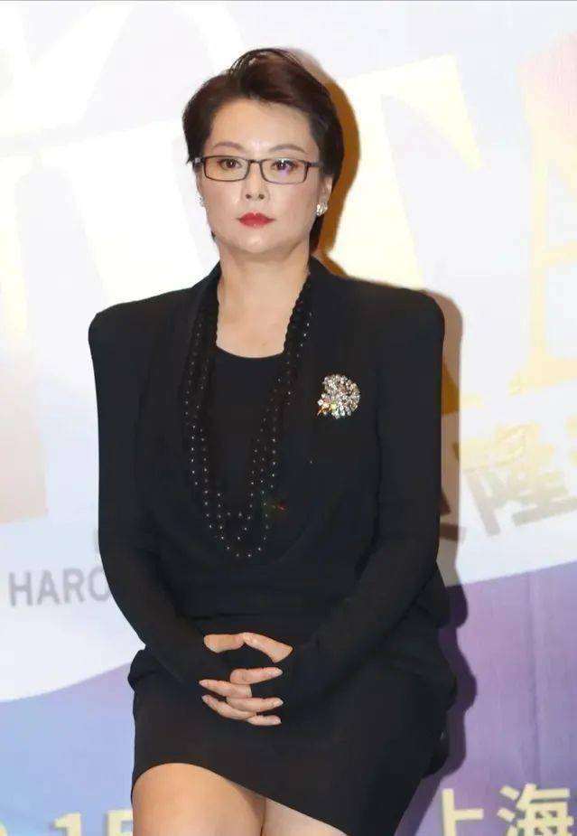 显得 袁立把“微胖美精髓”穿出来了，绿色连衣裙清爽简约，自信又温柔