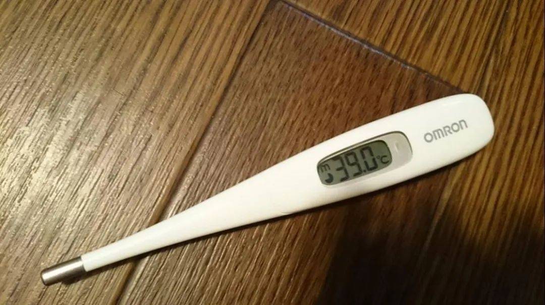 服药后,两人仍间断地发热,体温高达39℃,但他们选择了另一种处理方式