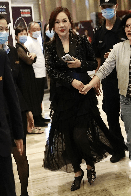 陈松伶 虽然陈松伶这妆化得太浓了，但是配黑衣却显得刚好，不怎么俗气