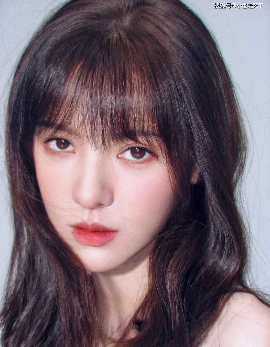 外套 张予曦白色外套动人写真