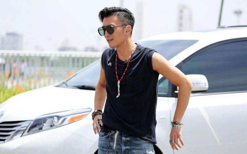 黑色 谢霆锋衣品真不错，绿色基础款穿出“高级感”，可惜价格不够亲民