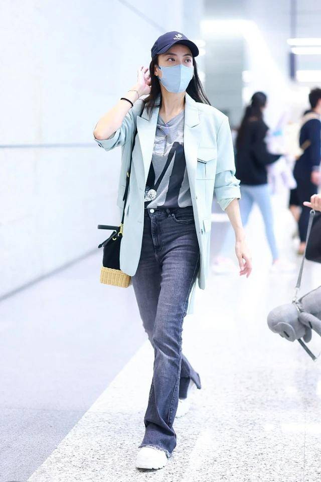 牛仔 霍汶希不愧是“最美经纪人”，秋冬造型时髦又养眼，不会穿就看看