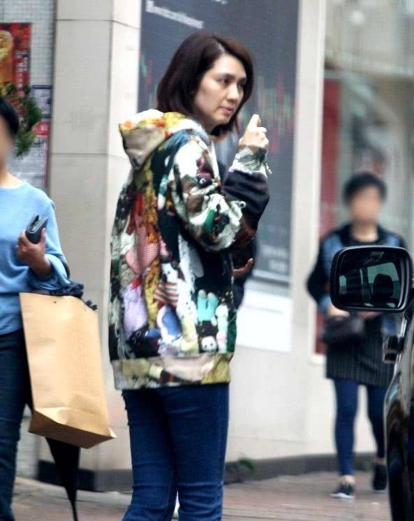 洪欣 不打光不修图,这才是洪欣真实的素颜,黑眼圈重肤色不均有黄斑!