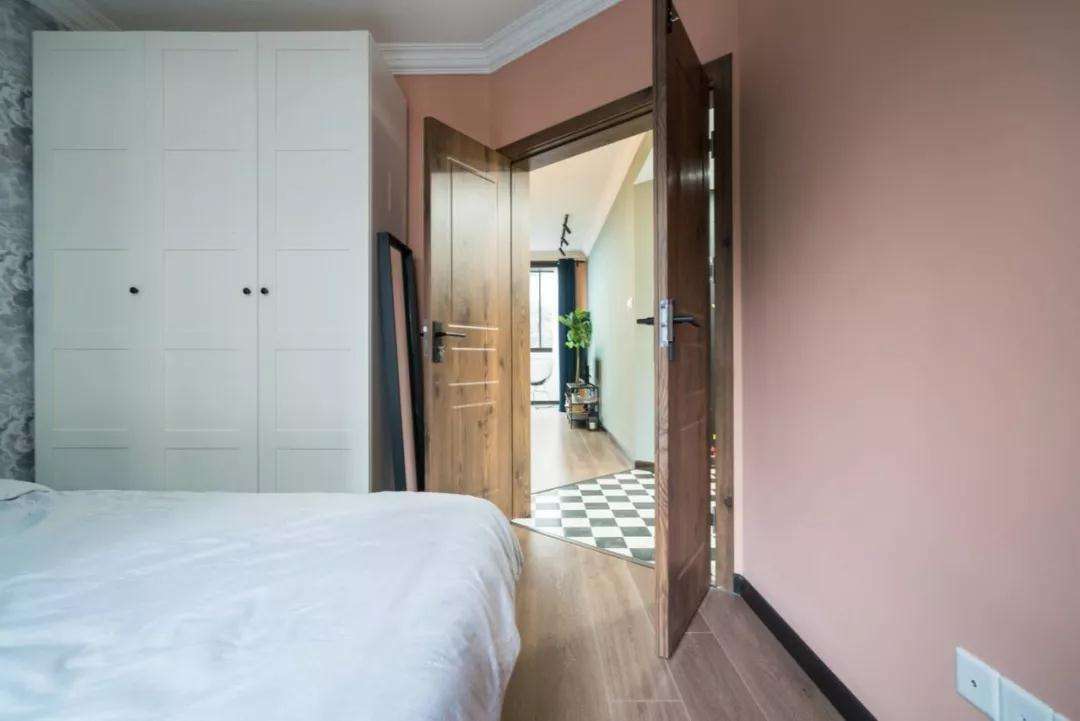 举两个例子:①卧室门外是一堵墙,此时的卧室门再与卧室窗户相对,就不