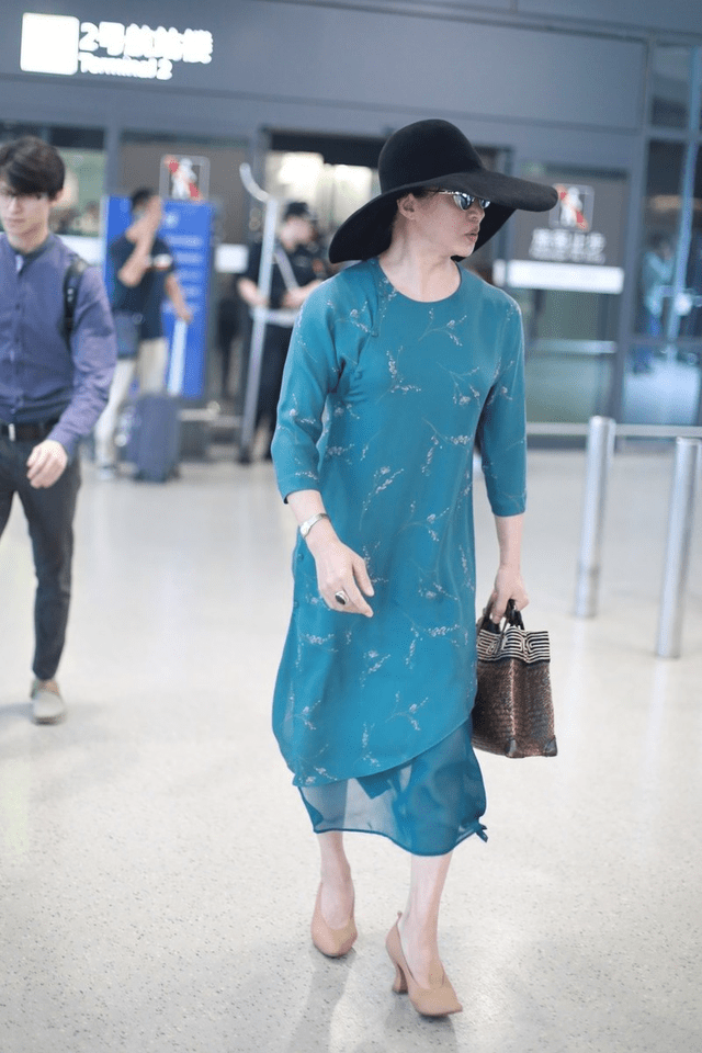 黑色 金星这样的穿搭真漂亮,蓝色宽松连衣裙清新自然,越来越有女人味