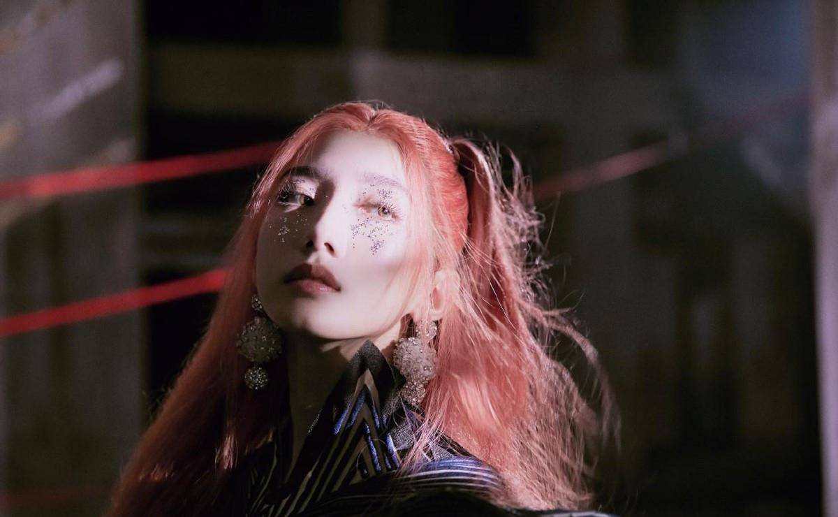 设计 孟美岐的颜值真高啊，穿酷炫的独特蓝色服装，妆容奇怪也能驾驭