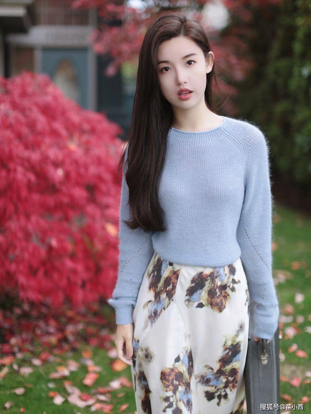 整体 今年建议多穿“针织衫”和“半身裙”,学会这样搭,优雅到骨子里