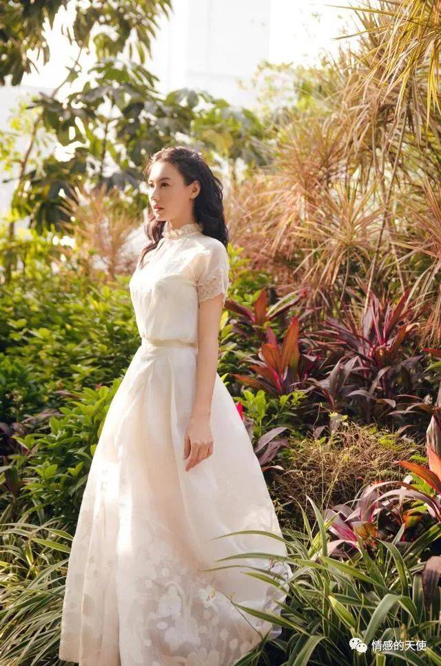 中年人 张柏芝气质太高级了,穿白裙优雅大气,状态好的不像中年人