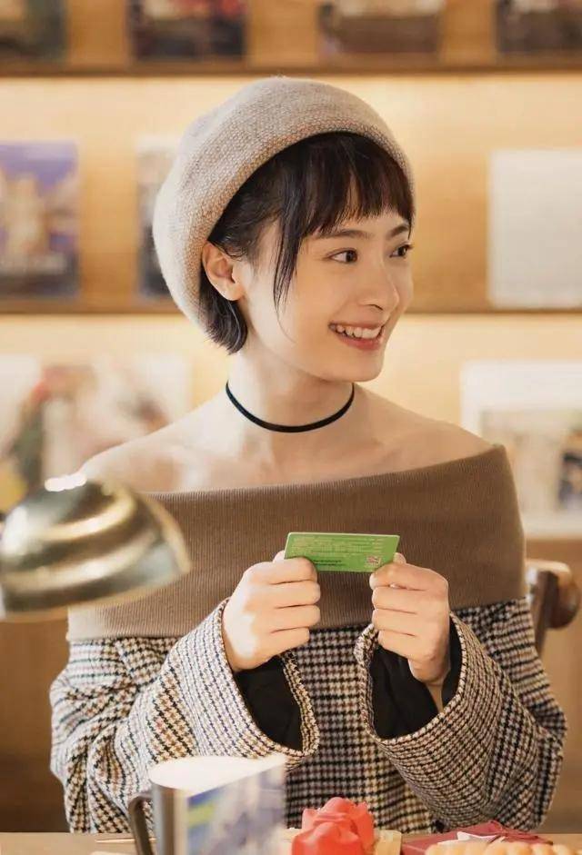 手表 孙铱气质真迷人，身穿黑色旗袍出席活动，搭配红唇分外有高级感！
