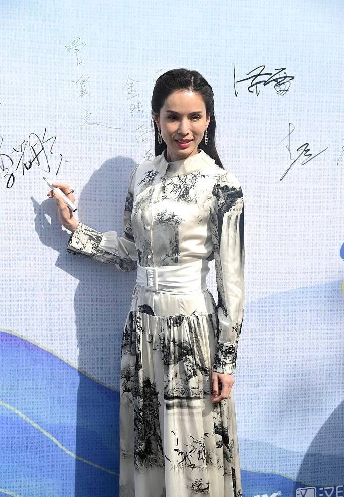 活动 李若彤出席活动被怼脸拍，穿水墨裙身材似少女，生图暴露真实年龄