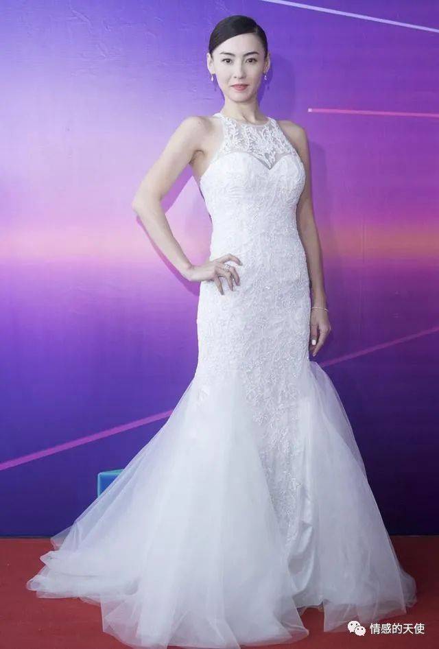 中年人 张柏芝气质太高级了,穿白裙优雅大气,状态好的不像中年人