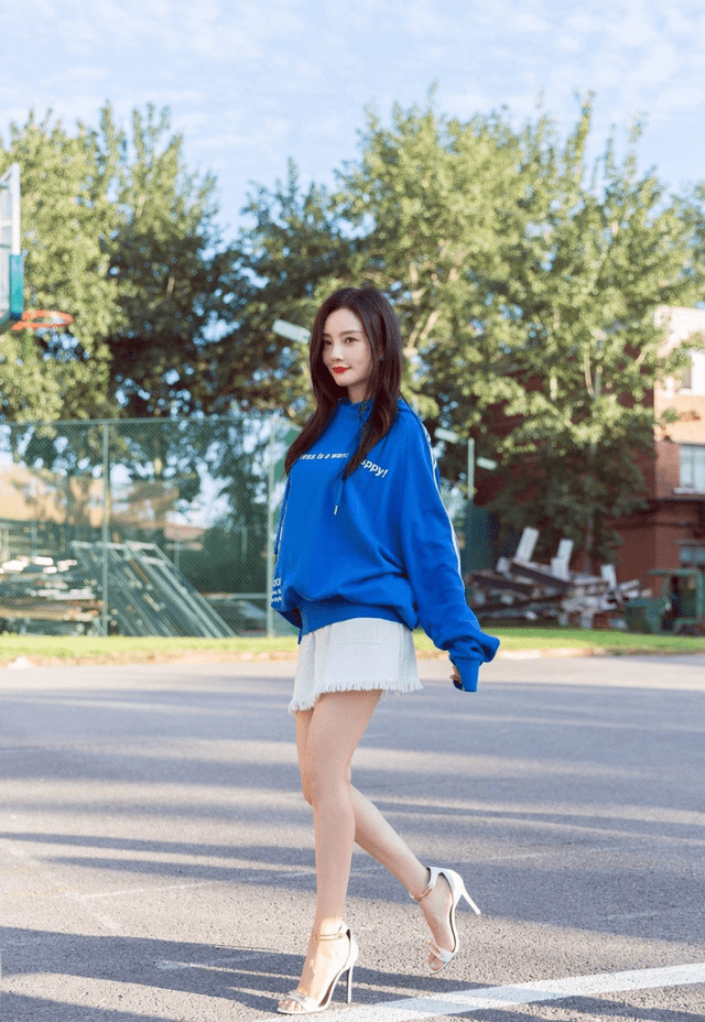 李小璐 李小璐依旧钟爱嘻哈风，黑色外套里还搭长款蕾丝外套装酷，真高调