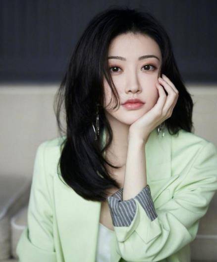 景甜 景甜穿衣太时尚了，一身半坡西装尽显御姐范，内搭白吊带很性感