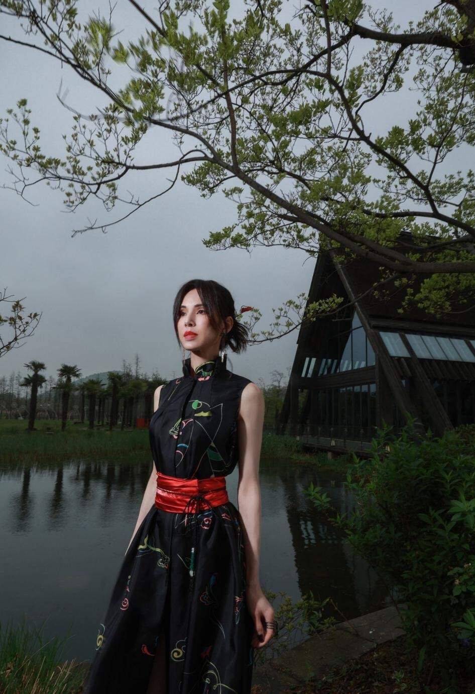 活动 李若彤出席活动被怼脸拍,穿水墨裙身材似少女,生图暴露真实年龄