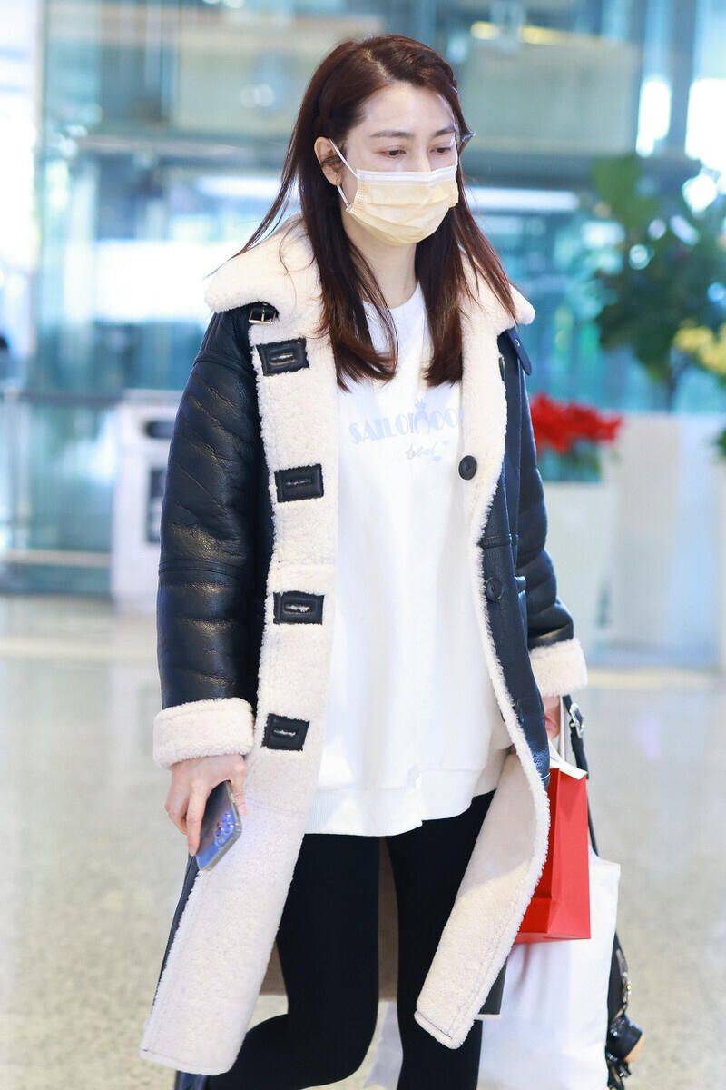 洪欣 不打光不修图,这才是洪欣真实的素颜,黑眼圈重肤色不均有黄斑!