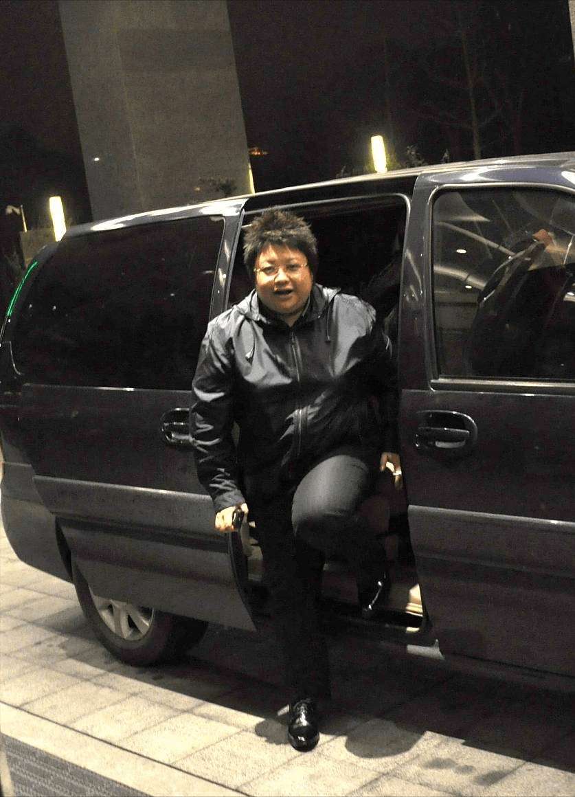 黑色 韩红下车时都这么有气质,虽然没有骨感身材,却带着一种潇洒感