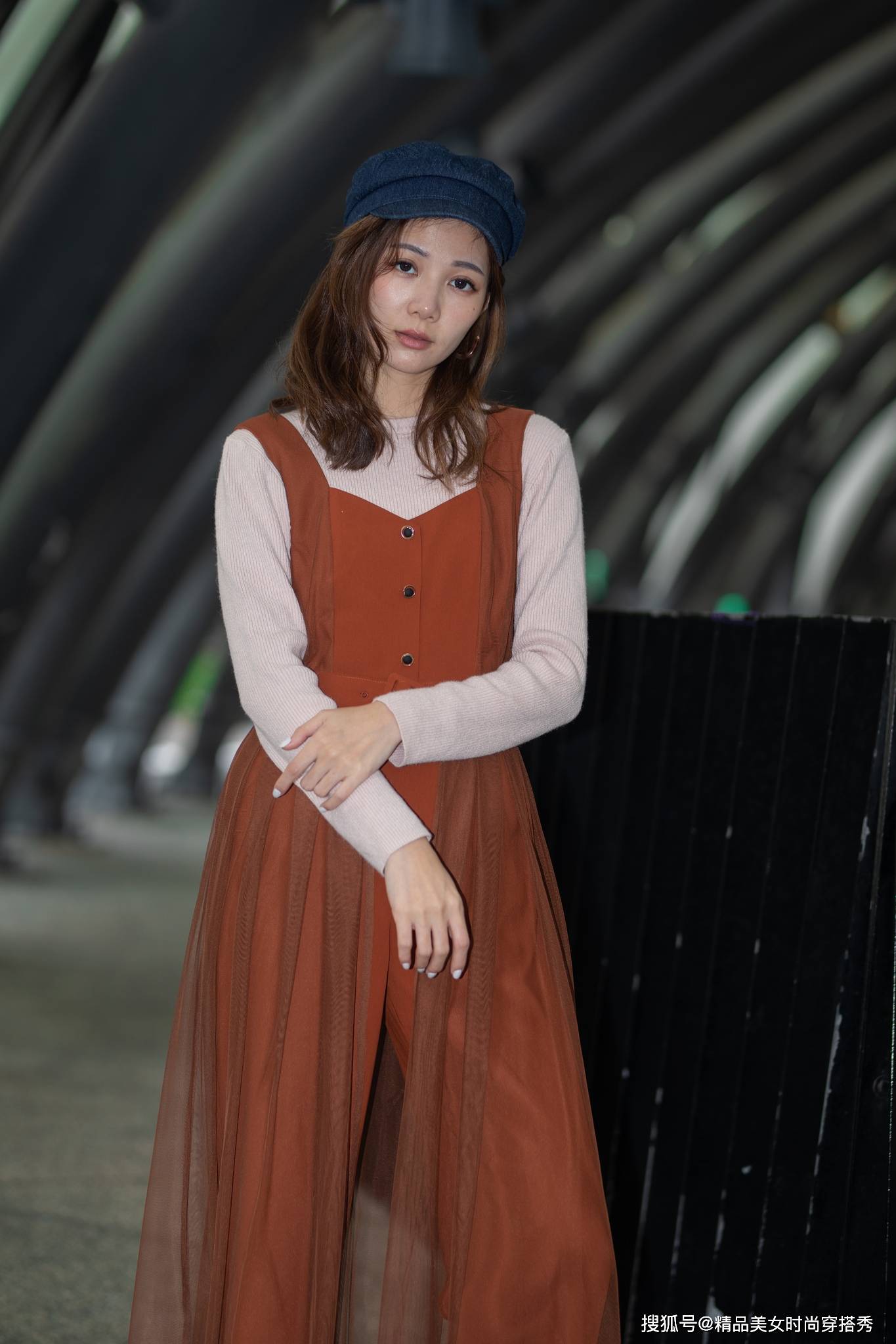 吊带 秋日里穿着很是吸睛时尚的小姐姐