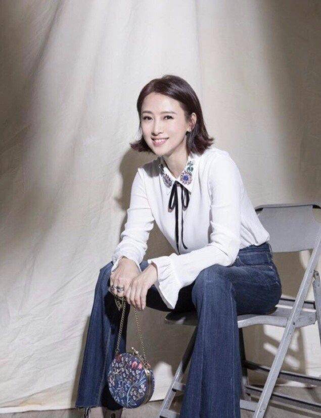 太嫩 翁虹穿粉色运动服去打球，扎低马尾辫超减龄，51岁也太嫩了吧