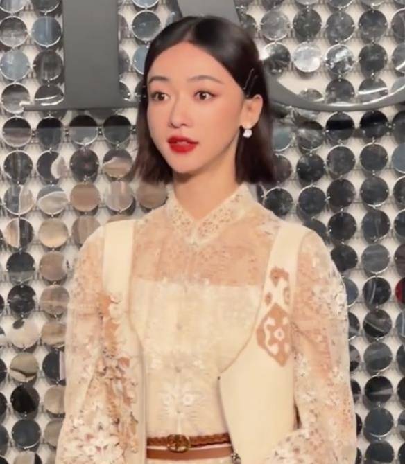 刘雨昕 大秀红毯比美：景甜全靠脸在撑，王子文新男友最抢镜，孟美岐翻车