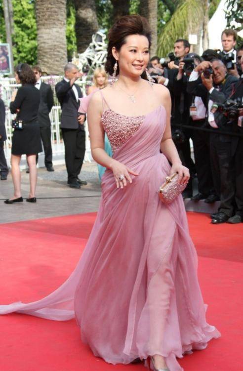 显得 袁立把“微胖美精髓”穿出来了,绿色连衣裙清爽简约,自信又温柔