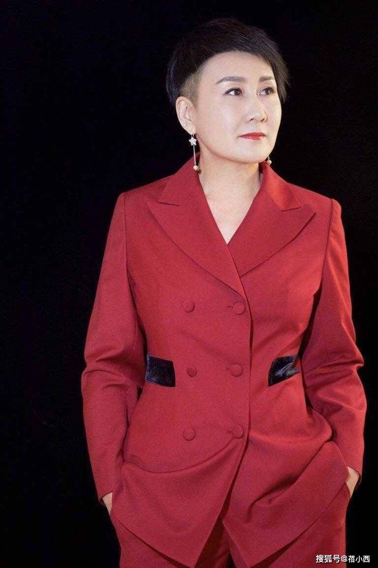 黑色 “国民婆婆”张凯丽气质无敌了,穿衬衫配短裤走机场,秀出豆腐腿