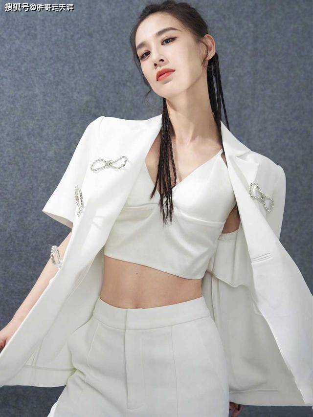 黄圣依 “阔太”黄圣依真赶时髦,穿束腰衬衫配阔腿牛仔裤,嫩成00后