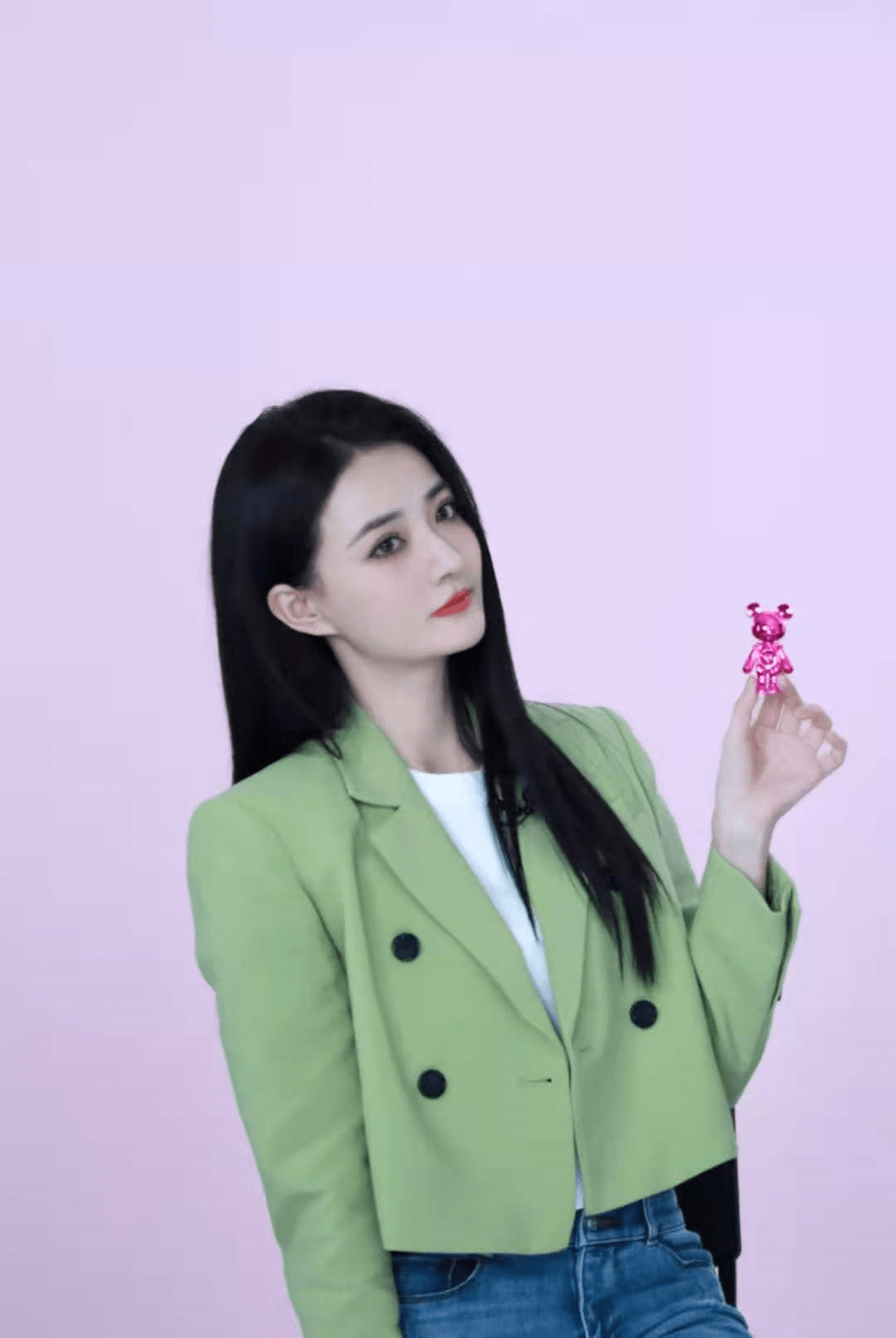 毛衣 徐璐的身材和气质真好，穿绿色小西装搭配牛仔裤，高级又时髦！