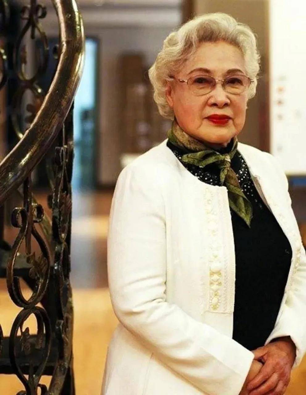 秦怡 99岁秦怡同框94岁卢燕，两人一头白发依然优雅精致，美了一辈子