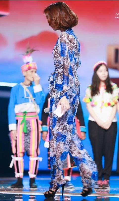 什么 董卿的优雅刻在骨子里，穿一身花哨连体裤也不俗气，全靠气质撑住