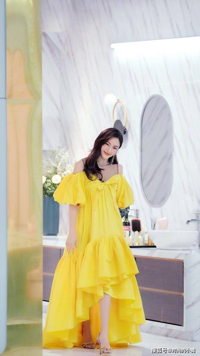 视觉 张雨绮越来越甜美，穿黄色泡泡袖连衣裙录节目，气质也温柔多了
